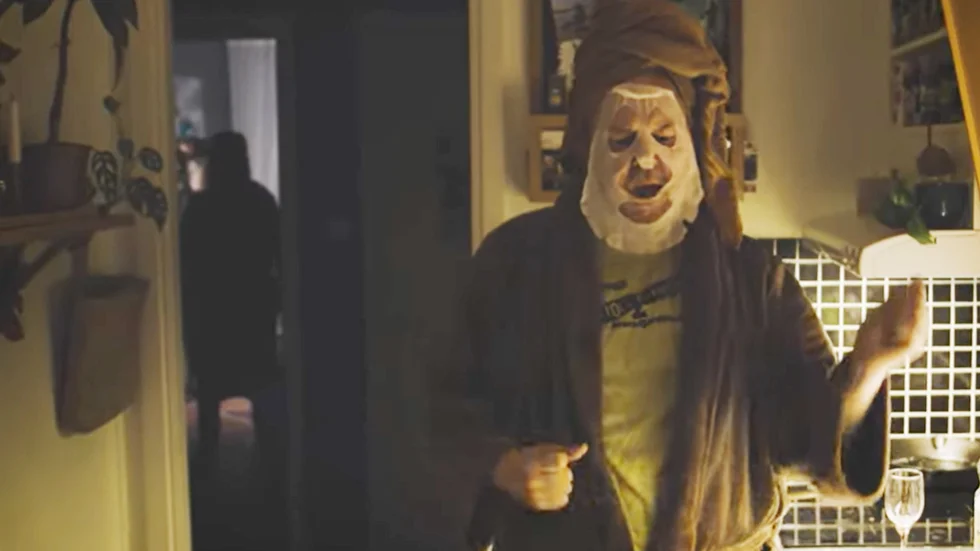 Mattias Alkberg har huvudrollen i Rarins musikvideo för låten "Fega män".