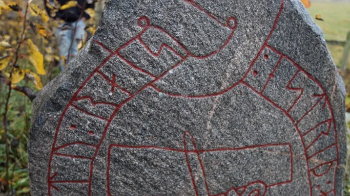 ?Ästrid, Osvalde, Augmund, de lät resa denna sten efter Halvdan,sin fader, och Ästrid efter sin gode make.? Så skrev Stratomtaborna för snart 1 000 år sedan.