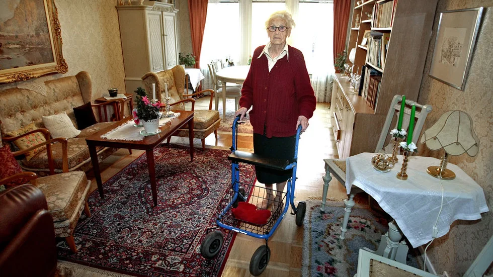 Ylva Briman har, precis som de andra två kvinnorna, bott 50 år i fastigheten Ågatan 43. Den underbara tapeten i vardagsrummet är original från 1959.
