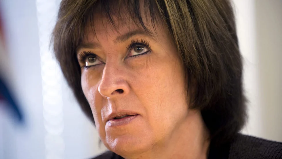 Taket i a-kassan ska upp, lovar Sahlin, men hon säger inget om finansieringen eller hur dyrt det blir.