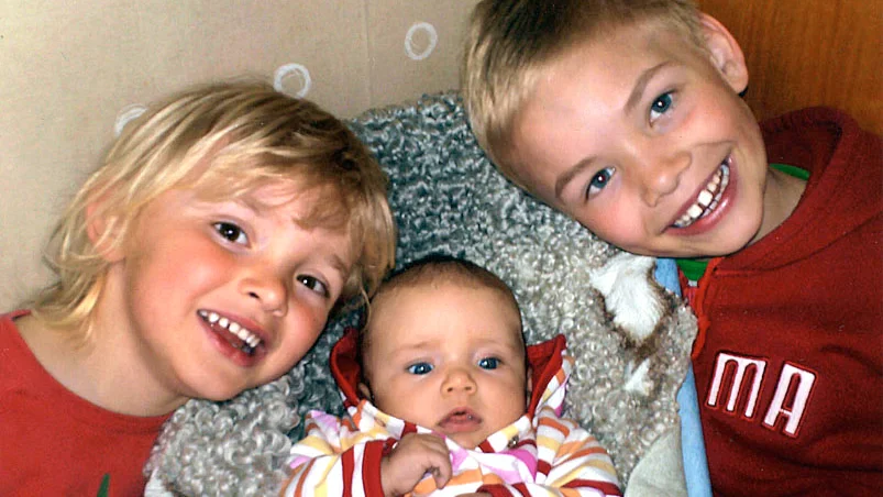 Katarina Carlsson och Göran Lindfors, Borgholm, Öland, har fått en dotter som heter Lisa. Vikt 3 510 g, längd 50 cm. Syskonen heter Fabian och Olle. Katarina är född och uppvuxen i Linköping.