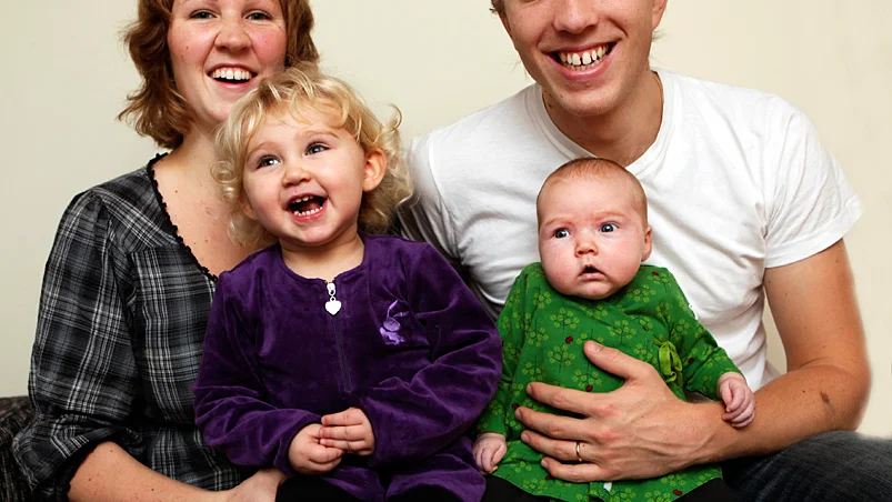 Moa, snart 2 år, har fått en lillasyster som heter Alma. Hon föddes 29/9. Vikt 4 210 g, längd 51 cm. Föräldrarna heter Emma Grenestam och Tobias Lergård. Familjen bor i Karlstad, men Emma är uppvuxen i Borensberg. Foto: Maria Gredeskog