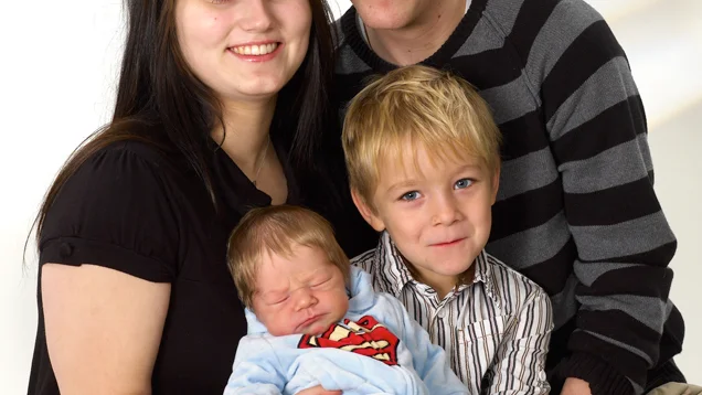 Sara Ullström och Johan Andersson, Vadstena, fick 12/11 sonen Eddie. Längd 52 cm, vikt 4 040 g. Storebror heter Linus, 4 år.