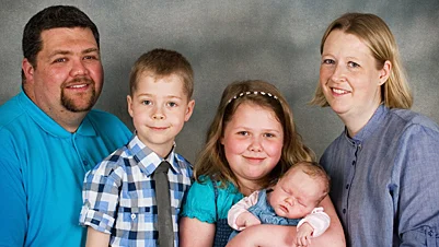 Susanne och Andréas Söderberg, Linnégatan, Kisa, fick den 8/4 en dotter som heter Vendela. Vikt 3 920 g, längd 51 cm. Med på bilden är även syskonen Casper och Amelia.