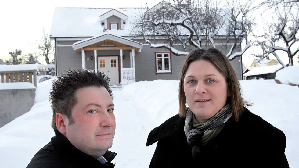 Torbjörn Fransson och Christina Lundqvist framför sitt hus som kostat betydligt mer att bygga om än de räknat med. Foto: TORD OLSSON