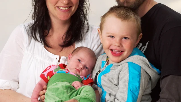 Carin Lundblad och Jonas Fredrikson, Vadstena, fick den 12/4 dottern Meja. Längd 53 cm, vikt 4 150 g. Storebror heter Simon och är 3 år.