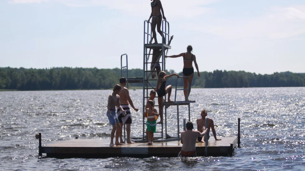 Barn och tonåringar hoppar strömhopp från hopptornet trots varningsskylten. I nästa vecka ska trampolinerna flyttas från det farliga stället.FOTO: Rebecka Fredriksson