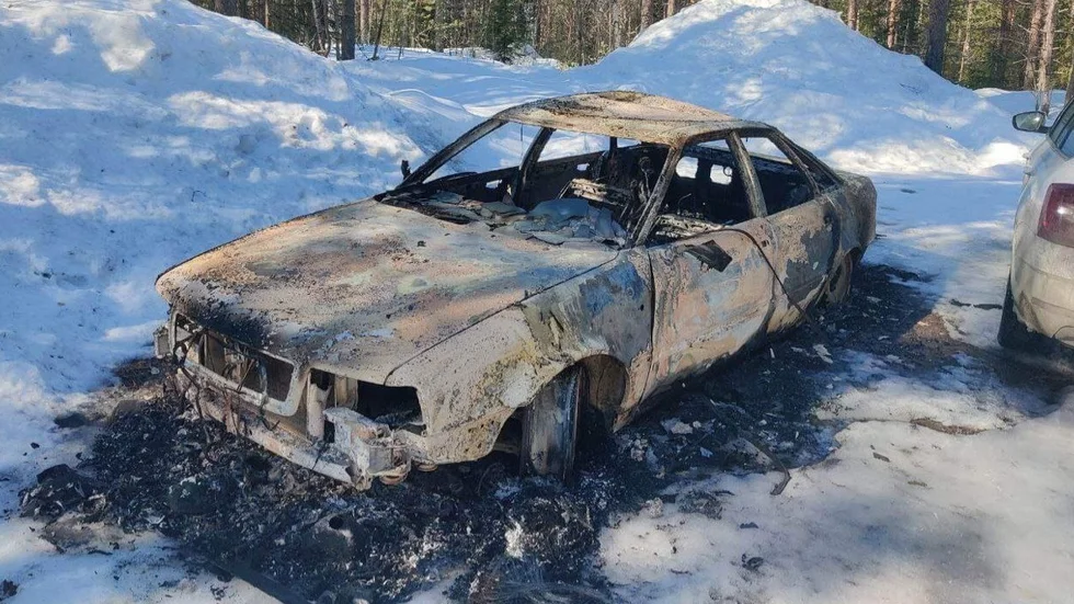 Inger Björklunds bil stals och hittades några dagar senare totalförstört på en skogsväg på Mulön. 