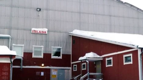 Ishallen på Matojärvi ska få ett nytt plåttak. Avbytarbåsen och sekretariatet ska också renoveras innan nästa höst.
