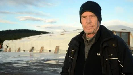 Åke Larsson är arkitekt vid Icehotel och har varit med om att bygga upp 15 ishotell. Bygget har aldrig missat det förbestämda invigningsdatumet. Vi brukar inte låta det hända, men då får vi hela tiden ligga i för att bli klara, säger han.FOTO: Maria Unga
