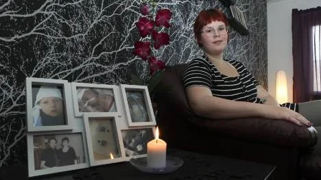 Ylva Fernström har massa bilder på Michelle           i lägenheten tillsammans med foton på andra hon älskar. Hon tänder ljus varje dag vid bilderna av Michelle. foto: kenneth paulsson