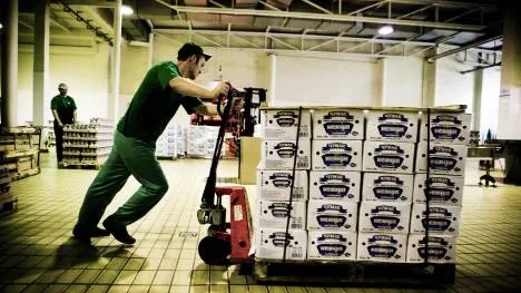 Var femte jobb som Arbetsförmedlingen i Norrbotten erbjuder är anmält av ett bemanningsföretag. Det gör                                                   bemanningsbranschen till arbetsförmedlingens största kund. Men LO är inte glada över utvecklingen.