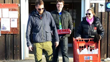Vidar Sogge, Marius Halden och Wenche Rognan från Narvik tycker om att handla i Abisko för att sortimentet är billigare. "Jag köper mest godis", säger Marius Halden.FOTO: Maria Unga