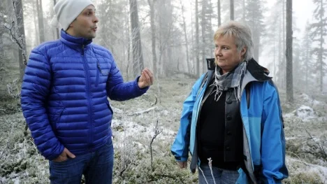 Åsikterna går isär. Henrik Blind tycker att Jokkmokk ska satsa på sina befintliga näringar, Britt-Inger Söderberg tror på en gruvetablering. Duon befinner sig på marken mellan Randijaur och Björkholmen där bolaget Beowulf mining planerar för ett dagbrott.