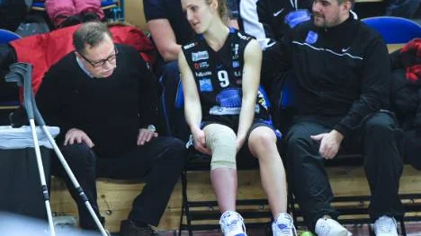 Alexandra Ferm hjälptes ut ur hallen men kom senare tillbaka, hårt lindad runt knät och hoppandes på kryckor.
