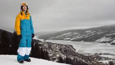 Tillbaka på toppen - men i en annorlunda roll. Under flera år var Jesper Björnlund en av världes bästa freestyleåkare. Men efter fjolårssäsongen valde 26-åringen                     från Kiruna att sluta som aktiv. Istället väntade en ny utmaning. Den som tränare  åt sina förde detta landslagskompisar.