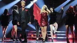 Björn Ranelid och Sara Li med låten "Mirakel" på scen i Tegera Arena i Leksand under deltävling tre i Melodifestivalen 2012.