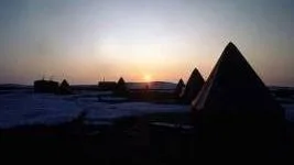 Midnatt. Campen på Rostujävri på den tiden det begav sig.