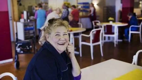 "Det ska liksom börja leva här", säger Kaija Kinnunen. Bakom henne ringlar sig lunchkön fram. Potatismos och prinskorv är dagens rätt.                                                                                                                                                                                                                                                            FOTO: Bengt-Åke Persson