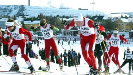 Det var tufft i den yngre juniorlassen i DM-sprinten. Simon Öberg, Kalix SK, närmast i bild, vann efter en hård och tilltrasslad kamp.