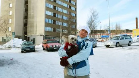 Berit Hannu och hunden Truls har blivit rejält omskakade den senaste tiden. "Vi har inte sovit ordentligt på två veckor", säger hon.