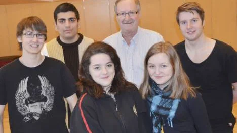 Gymnasieleverna Alan Omar, Anton Svensson och Tom Andersson med handledare Nils-Olov Sundin. Längst fram syns matteeleverna Elly Olausson och Josefin Ekberg.                                                                                                    FOTO: Lena Leffler
