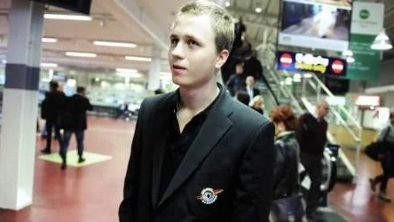Jonas Berglund må vara en doldis i Luleå                                Hockey. Men 21-åringen stormtrivs med sin roll och hoppas få stanna kvar även nästa säsong.