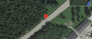 Personbil stillastående på E4 - helt stopp i ett körfält