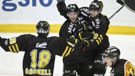 Början till slutet för Luleå Hockey. AIK:s Christian Sandberg har precis gjort viktiga 1-1 och Luleås center Ville Viitalouma kan bara konstatera faktum.
