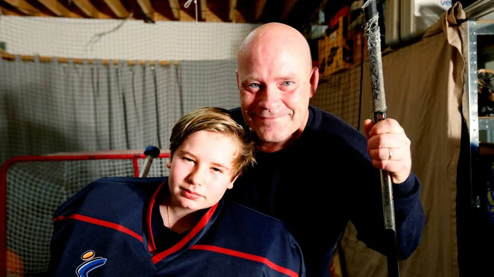 Far och son. Pappa Stefan är målvakt i LHC oldboys, Colin i LHC -03.
