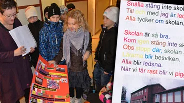 Barn- och utbildningsnämndens ordförande Britt-Marie Loggert-Andrén (S) får ta emot protestlistor från Bredåkerseleverna och en färggrann plansch. " På den står varför skolan ska vara kvar och inte läggas ned", säger Felicia Backelind.                                                                                                               FOTO: Lena Leffler