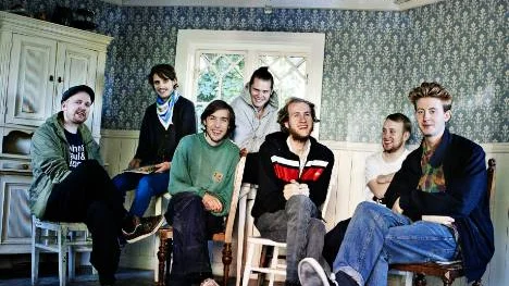 Popgruppen Den Svenska Bjˆrnstammen har flyttat in i ett hus utanfˆr Norrkˆping fˆr att spela in sin debutskiva. Foto: Stefan JerrevÂng / SCANPIX / Kod 60160