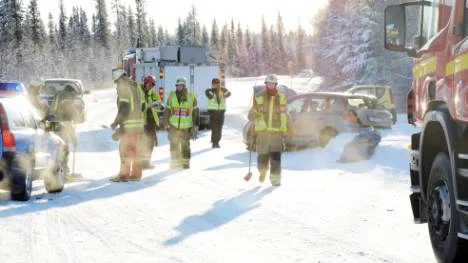 Räddningstjänst, polis och ambulans var på plats efter gårdagens olycka i Altajärvi strax söder om Kiruna. Faksimilen intill är från fredagens NSD.FOTO: HANS STERNLUND