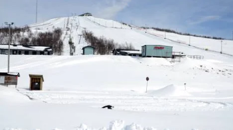 Luossavaarabacken stängdes för säsongen i fredags men nyöppnade i går. "Det är en helt makalös säsong", säger Anders Burman vid Kiruna kommun.FOTO: Hans Sternlund