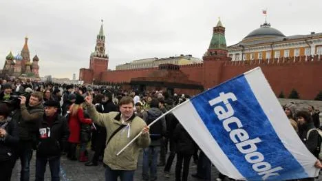 Facebook och levande demonstrationer i en perfekt kombination? Putin-oppositionens flagga vajade på Röda torget i april i år.