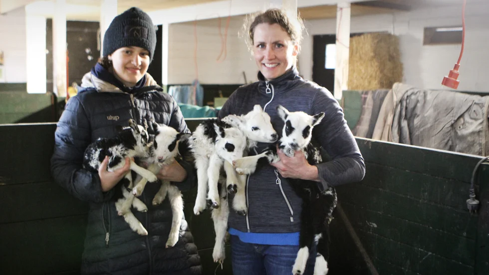 Marie Wrande visar upp femlingarna, tillsammans med dottern Leia, till vänster. 