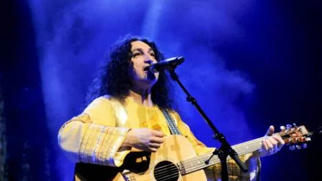 Thomas Di Leva när han är som bäst - stilla, med gitarren på magen.