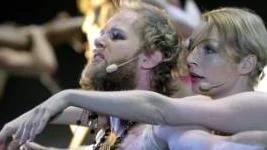 Fredrik Lycke och Sara Jangfeldt spelar kärleksparet Berger och Sheila som förstås lever i  en fri relation.