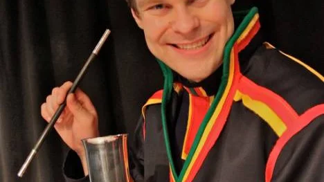 Erik Nordvall från Gällivare har vunnit SM i trollerikonst, första pris i kortmagi och Grand Prix titeln i close up.