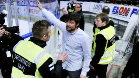 Hoten mot journalisten Jonas Fahlman visar sig nu komma från moderatorn på Luleåfans hemsida.