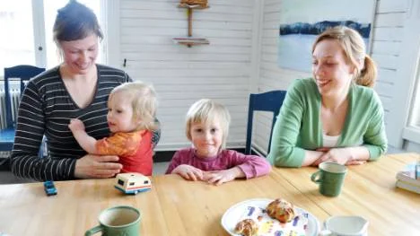 Det råder akut brist på förskoleplatser i Kiruna. Samtidigt vill Emma Lundgren och Anja Kero tillsammans med några fler föräldrar starta ett föräldrakooperativ.FOTO: Åsa Junkka