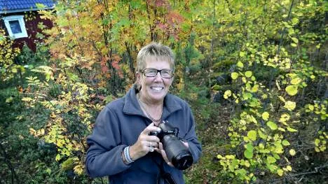 En av Norrbottens mest kända amatörfotografer, Karin Thorell, mitt i naturen. "Ofta gäller det att smyga och det krävs mycket tålamod för den bästa bilden. Väntan på ögonblicket kan bli lång", säger                  hon.FOTO: Kurt Engström