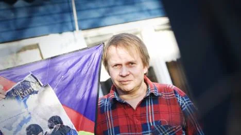 Bror Kajsajuntti visar upp draken som militären beslagtog.