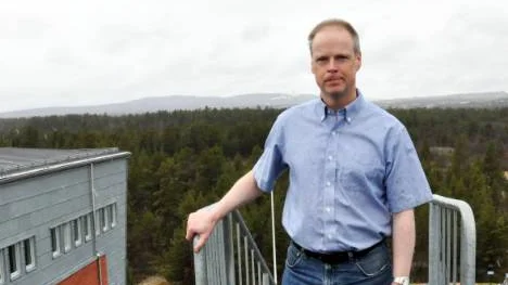 Mats Holmström, forskare på institutionen för rymdfysik, tar fram kameran i kväll. Klockan 23.33 vänds kameran mot norr för att fota midnattssolsförmörkelsen.FOTO: Åsa Junkka