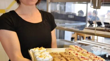 I går slog Emma Hansson upp portarna till Bageri baktanke i Löveberga i Malmberget.