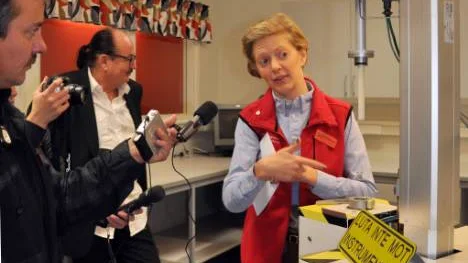 Forskare Charlotte Andersson guidar i det nya forskningscentret. Aimo Liukku, närradion och Mauritz Magnusson, LKAB.