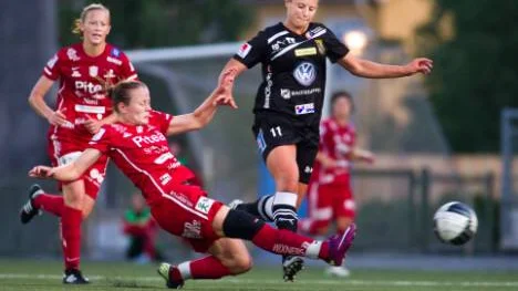 2011-08-17 Damallsvenskan Ume IK - Pite IF Gammliavallen Ume 11 Hanna Pettersson i duell med Pite 3 Sara Eliasson