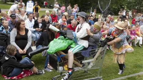Lule Stassteater spelar "Skatt ohoj!" - charmig sommarteater i Stadsparken. Tre clowner får för sig att de vill bli sjörövare.