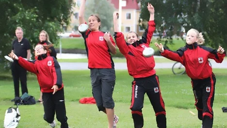 Kerstin Olsson och tre av Föreningen Varpa i Bodens yngsta spelare visar hur det går till att kasta varpa.