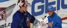 Här specialtränas Anders Nilsson av New York Islanders